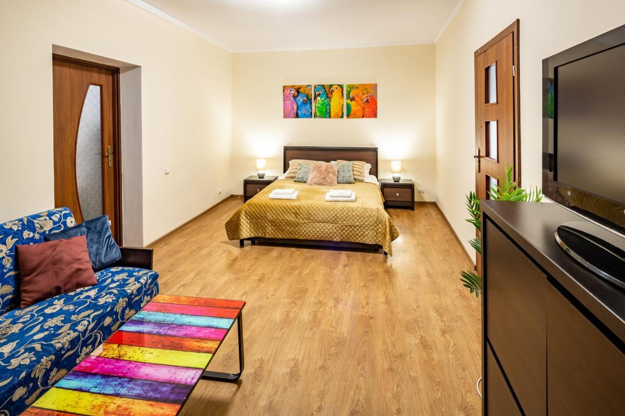 Rainbow Apartment Near Rynok Sq Lviv Exterior photo